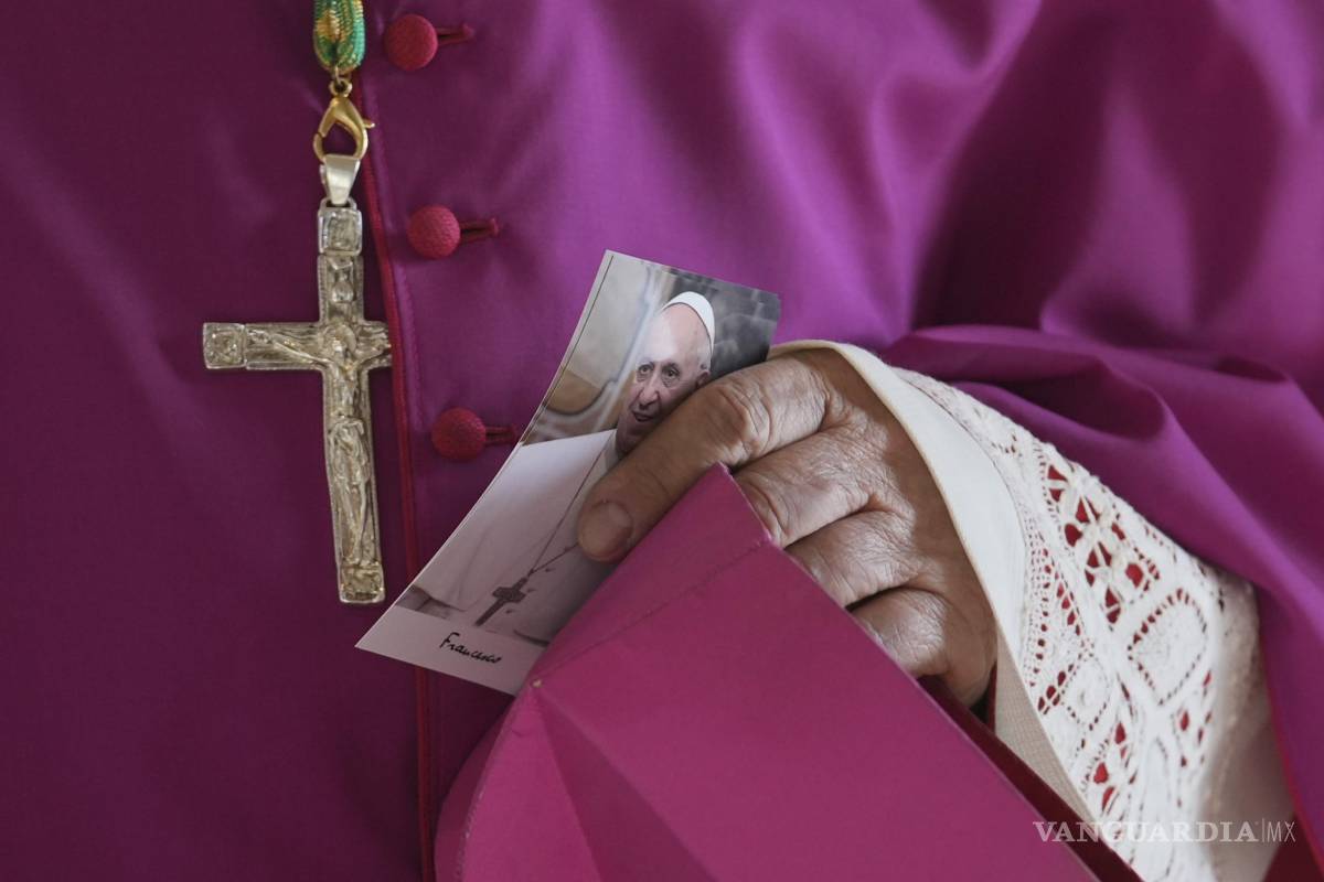$!Un prelado sostiene una foto del papa Francisco a su llegada a la basílica de San Pedro en el Vaticano donde el cuerpo del pontífice permanecerá tres días.