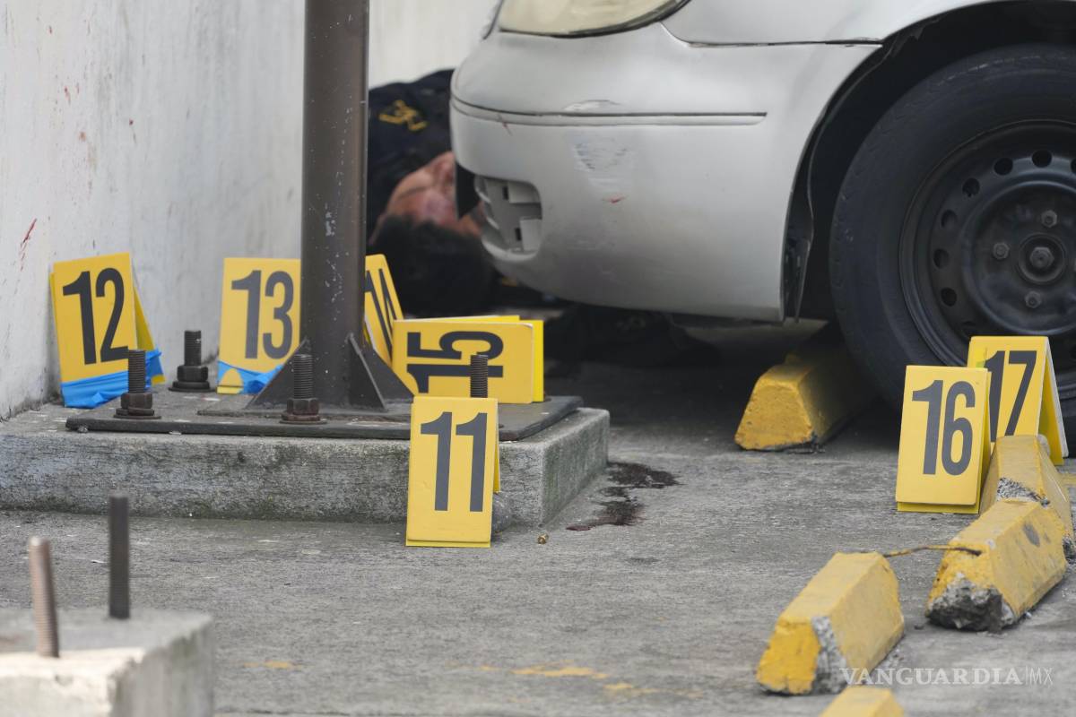 $!Marcadores de evidencia se encuentran en la escena donde agentes de policía fueron asesinados en Villanueva, en las afueras de Ciudad de Guatemala.