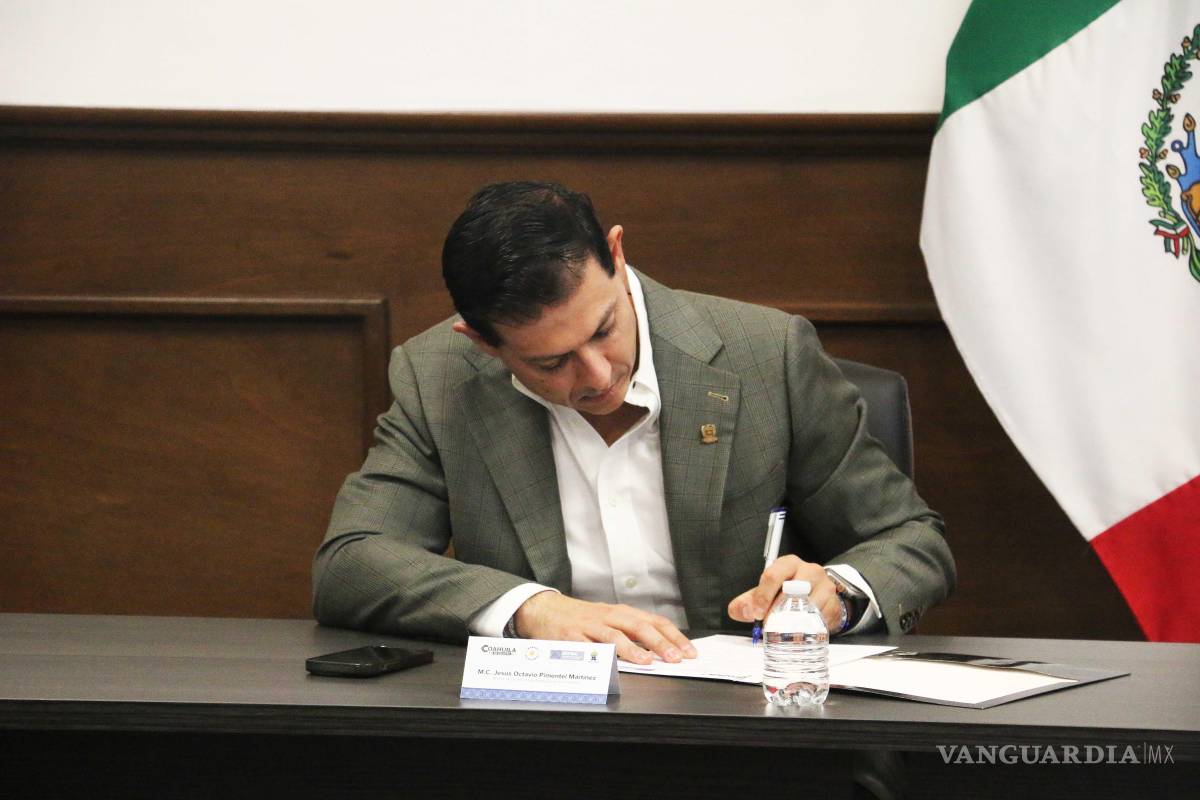 $!El rector de la UAdeC, Octavio Pimentel Martínez (I), firma el Acta Compromiso en Materia de Control Interno e Integridad en presencia de autoridades estatales.