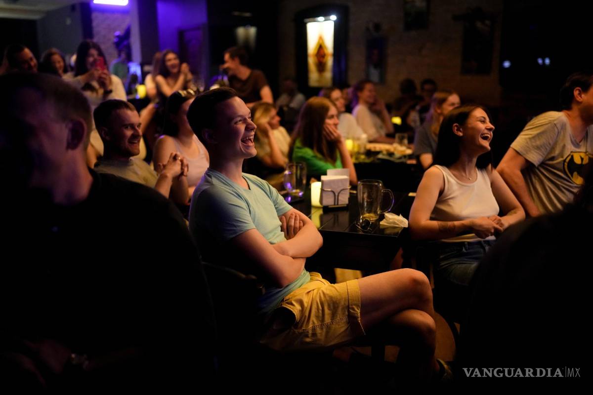 $!El público en el espectáculo de comedia de Serhiy Lipko en Kiev, Ucrania.