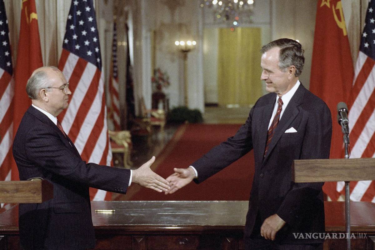 $!El presidente soviético Mikhail Gorbachev y el presidente George H. Bush tras la firma de acuerdos en la Casa Blanca en Washington, el viernes 1 de junio de 1990.