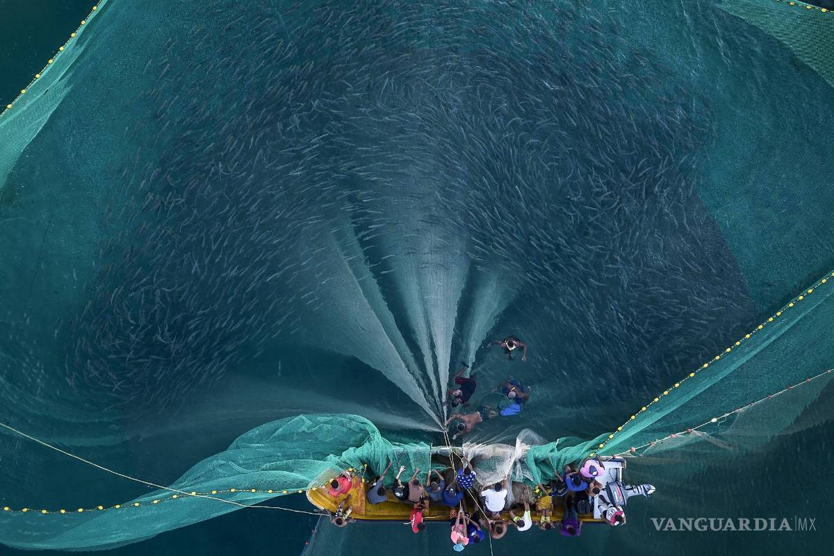 $!Pescadoras y pescadores recogen una red ante la costa de Chuao, Venezuela, el 7 de junio de 2023.