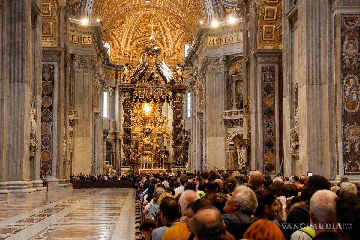 $!Decenas de personas en la capilla ardiente del papa Francisco instalada en la basílica de San Pedro.