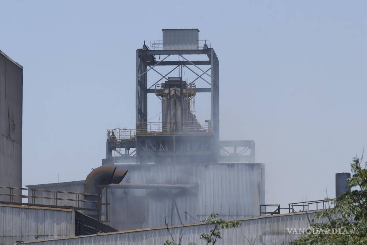 $!En el día también se pueden apreciar los gases que salen de las chimeneas de Tupy.