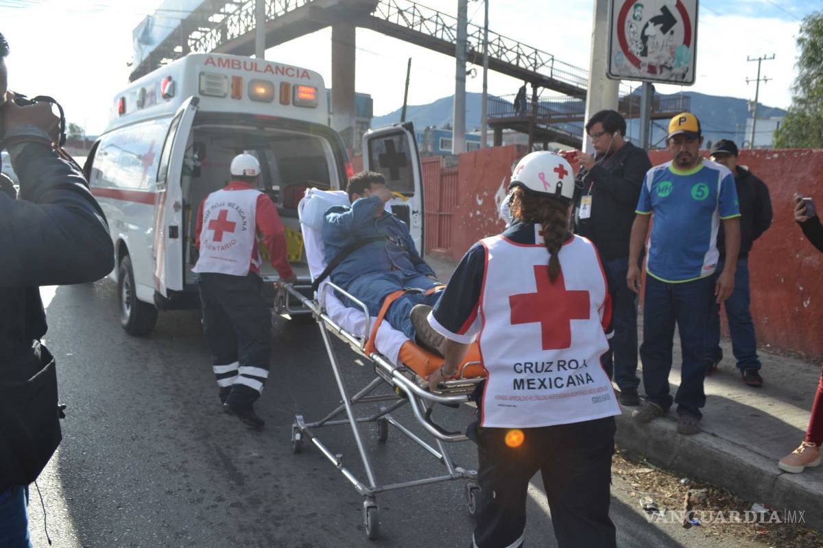 Conductor atropella a dos jóvenes en Saltillo; manda a familiar a tratar de solucionar accidente