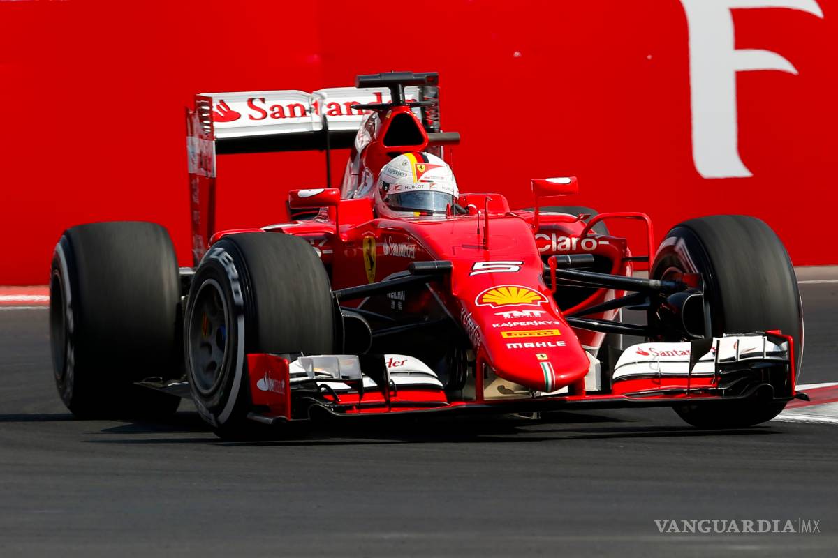 Vettel abandona en México tras chocar su Ferrari contra un muro