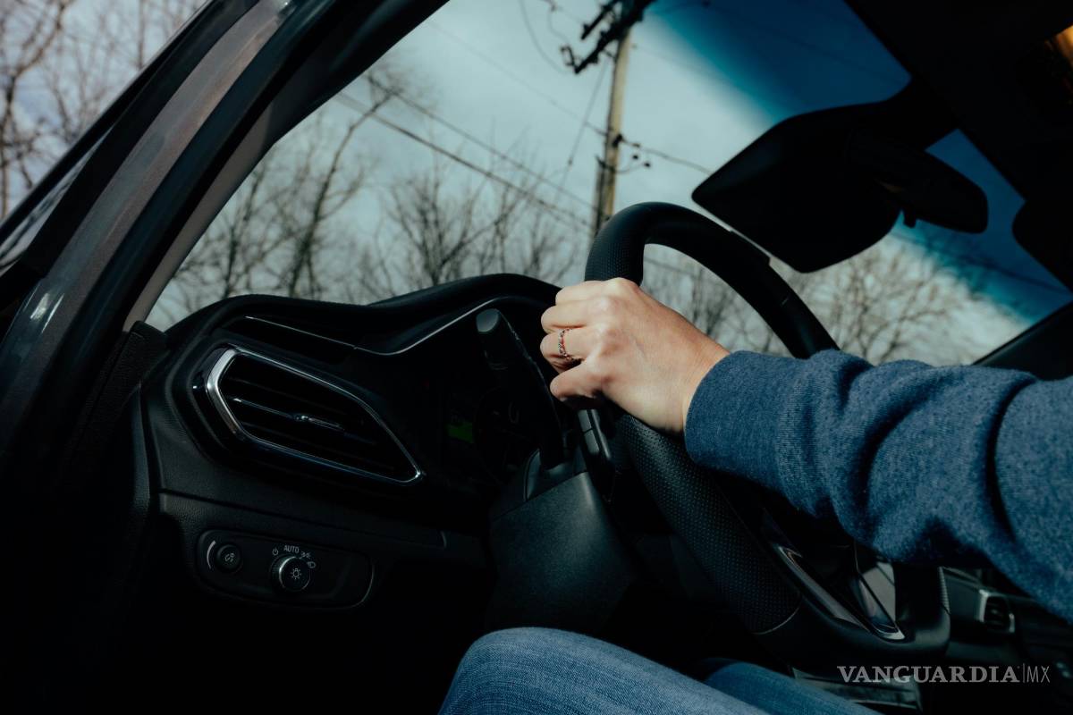 $!Kashmir Hill, reportera del New York Times, sentada en el Chevrolet Bolt que ella y su esposo compraron en diciembre en Gardiner, Nueva York.