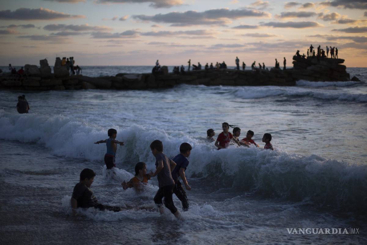 Playa del Mediterráneo, uno de los pocos espacios donde palestinos e israelitas pueden convivir sin muros