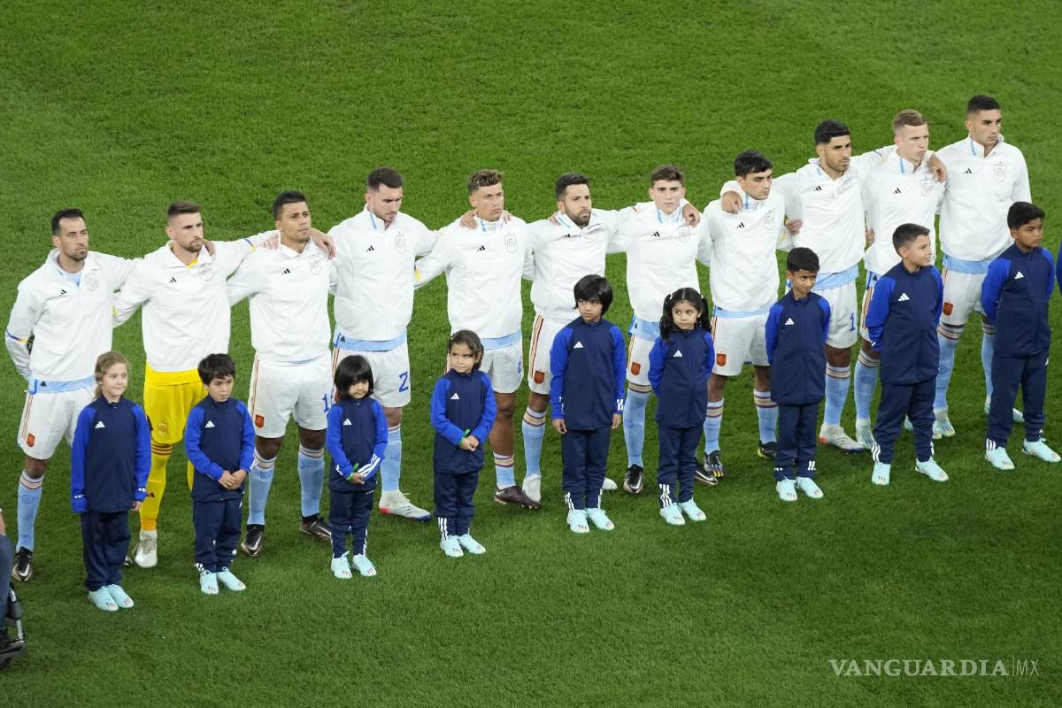 $!Jugadores de España en la ceremonia de los himnos ante Marruecos.