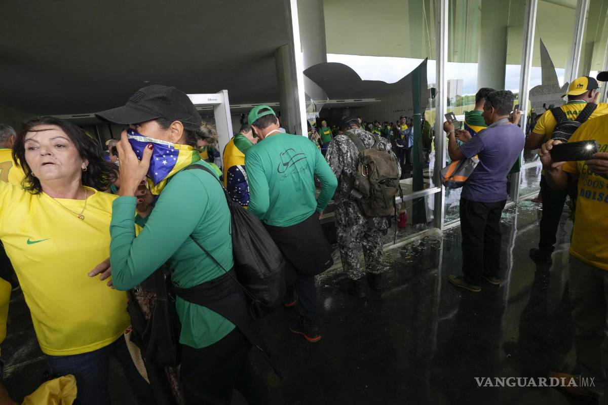 $!Manifestantes, simpatizantes del expresidente brasileño Jair Bolsonaro, asaltan el edificio del Congreso Nacional en Brasilia, Brasil.