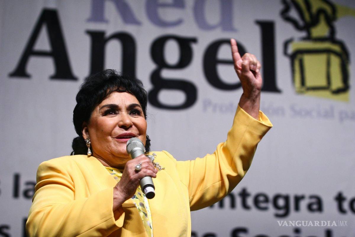 $!9 de abril de 2010. Carmen Salinas en la entrega de tarjetas de pensión alimentaria para adultos mayores en el Auditorio Nacional. Cuartoscuro/Isaac Esquivel