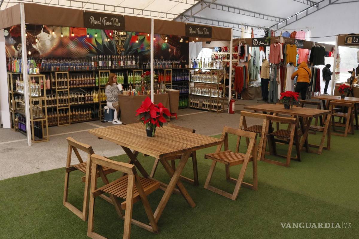 $!¡Ya huele a Navidad! Comienzan a instalarse mercados navideños en Saltillo