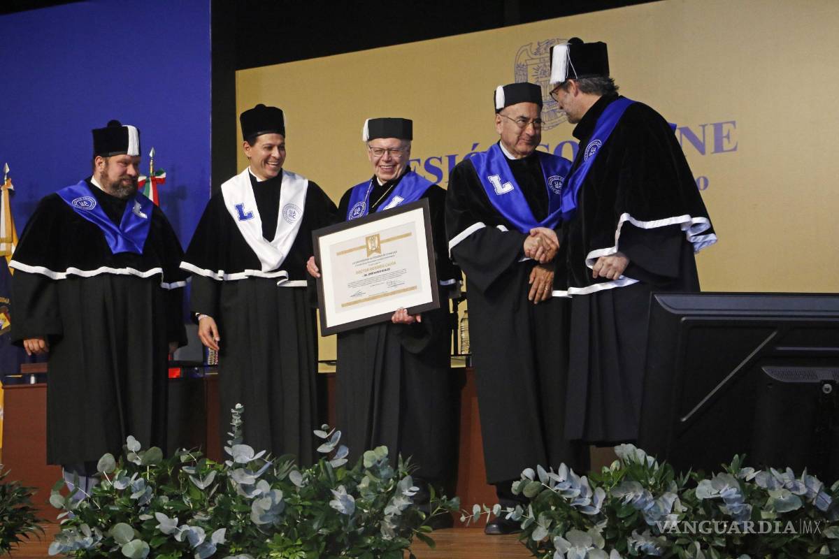 $!El doctor José Narro Robles, al momento de recibir el grado Doctor Honoris Causa de manos del rector de la UAdeC.