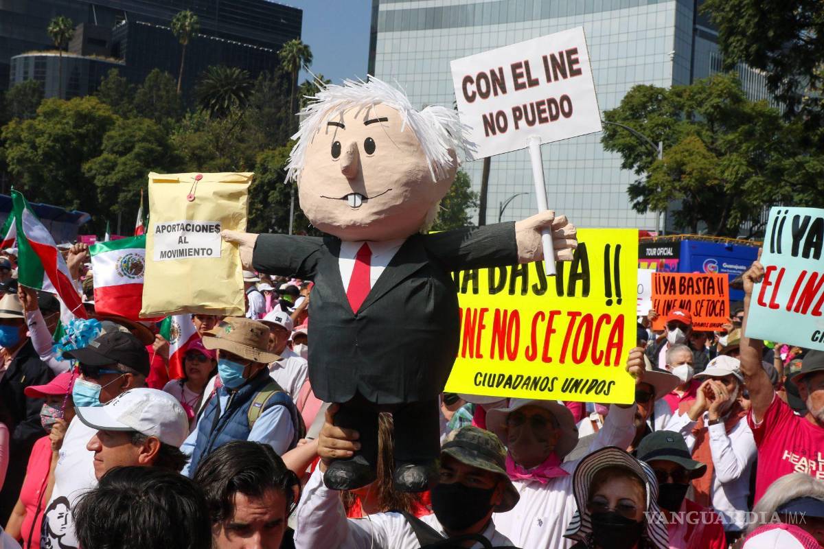 $!Ciudadanos marcharon en defensa del INE) ante una posible reforma electoral impulsada por el gobierno federal en CDMX.