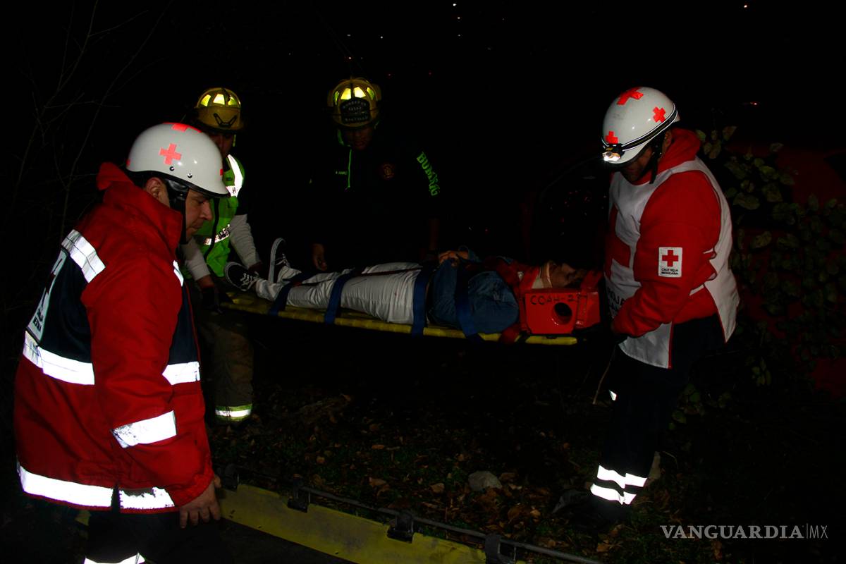 $!Joven cae a arroyo por evadir retén antialcohol en Saltillo