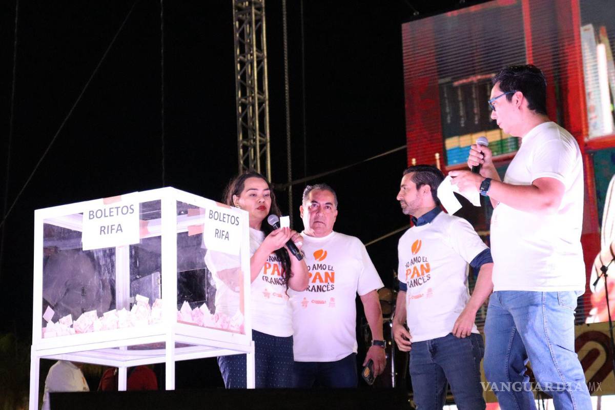 $!Se sortearon entre los asistentes bicicletas, muñecas, vales y pasteles.