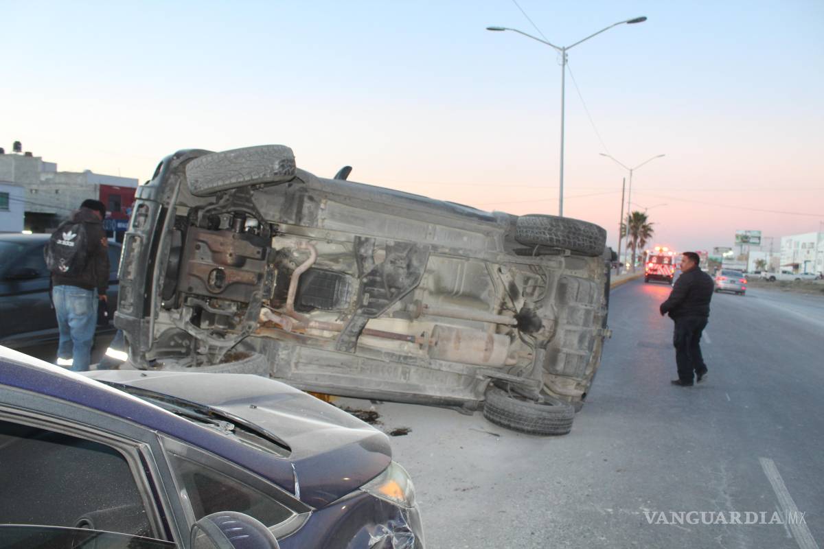 Chocan al sur de Saltillo y vuelcan