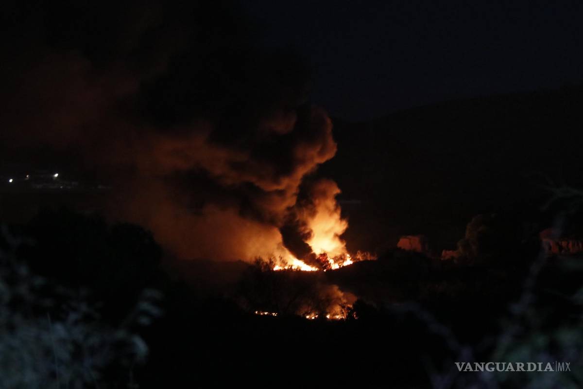 Baldío en llamas se descontrola en carretera antigua a Monclova