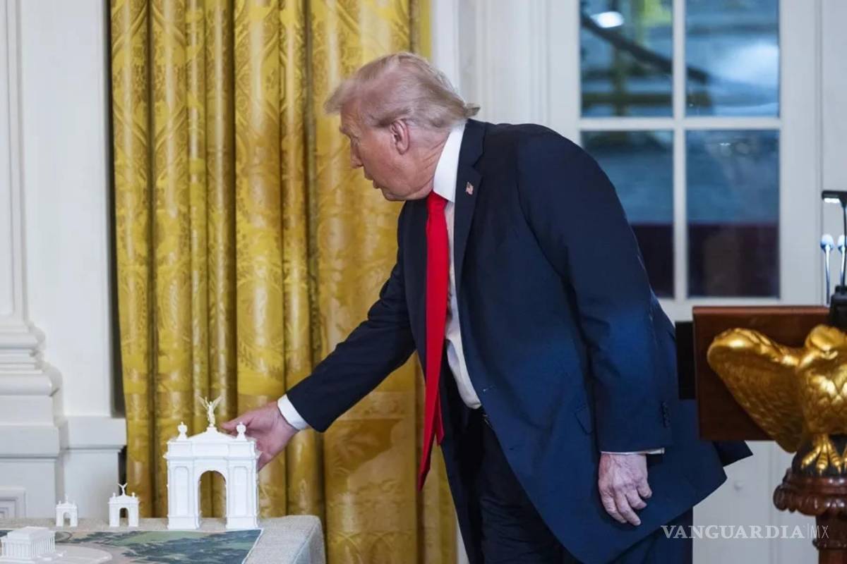 $!El presidente de Estados Unidos, Donald Trump, muestra una maqueta del arco del triunfo que propone construir en Washington.