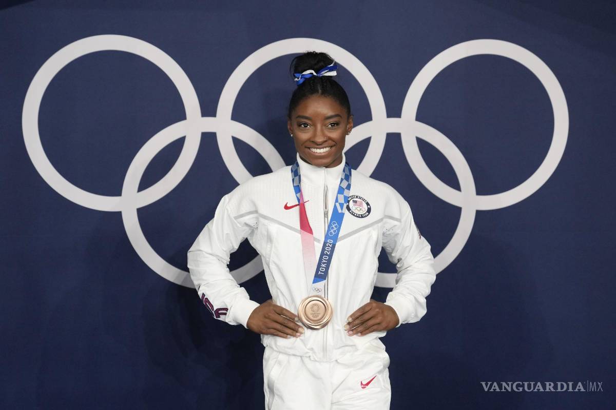 $!La gimnasta Simone Biles posa con su medalla de bronce por su competición en la barra de equilibrio en los JO de Verano 2020 el 3 de agosto de 2021 en Tokio, Japón.