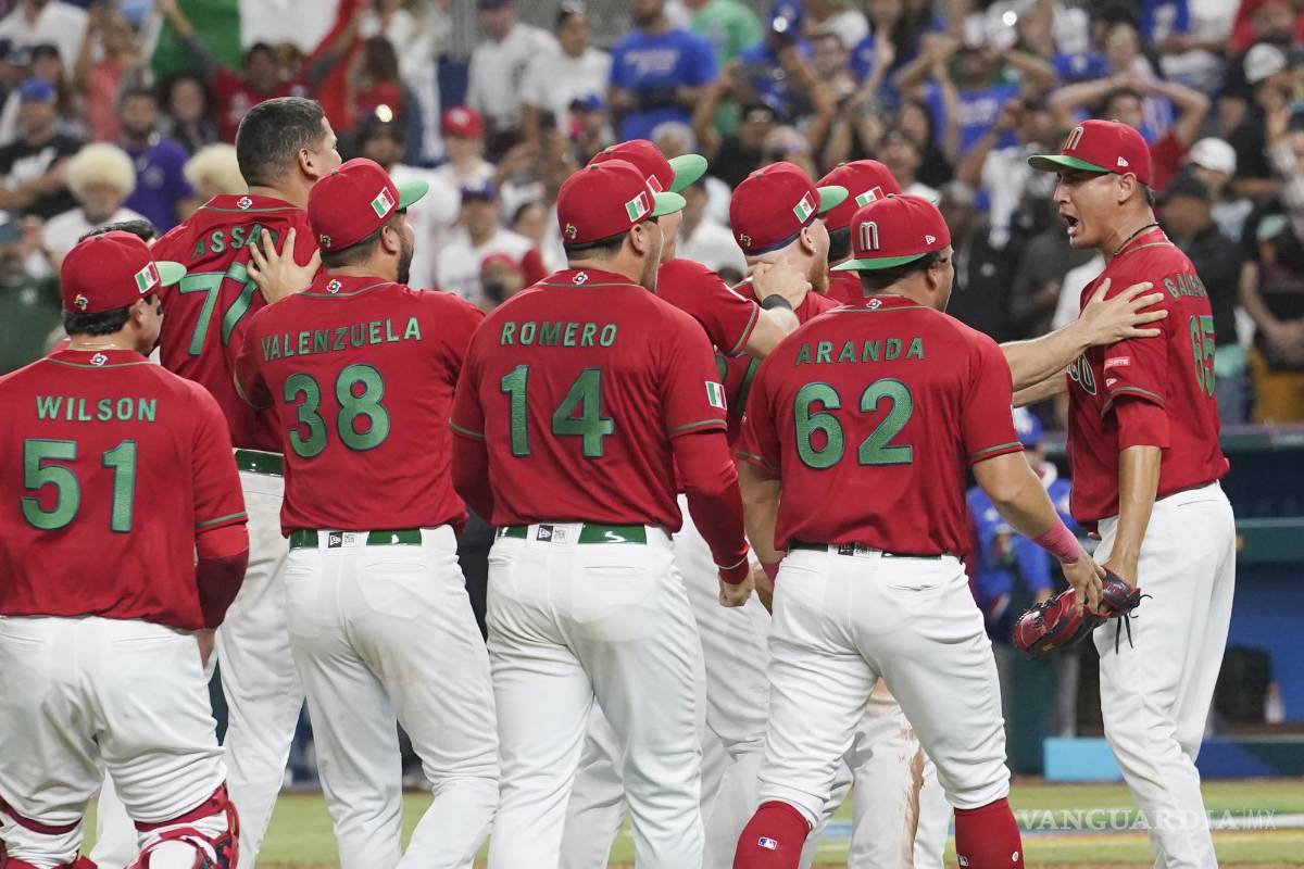$!Giovanny Gallegos celebra con sus compañeros tras conseguir el último out.