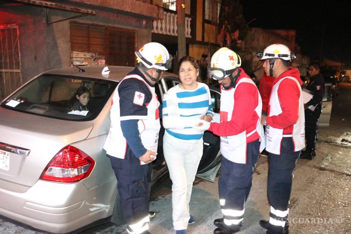 $!Por esquivar a motociclista se estrella con auto estacionado