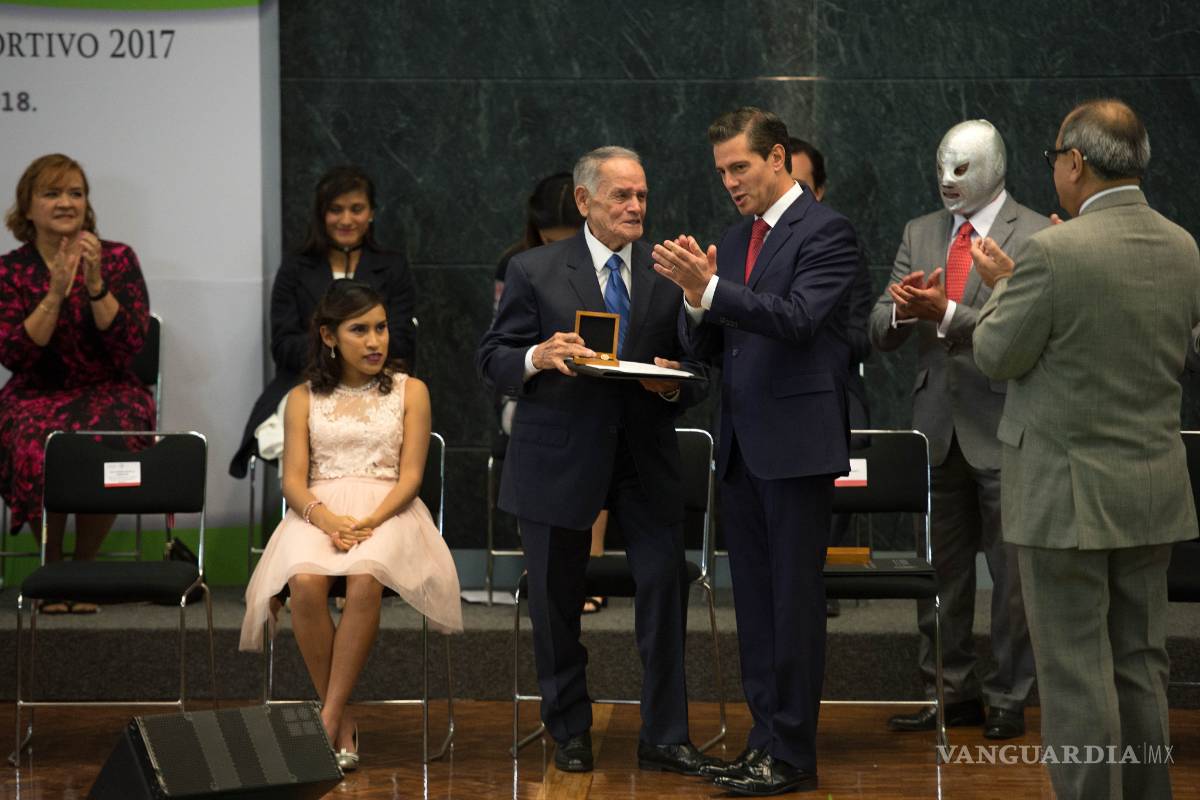 $!Con todo y el Hijo del Santo, entrega Peña Nieto el PND
