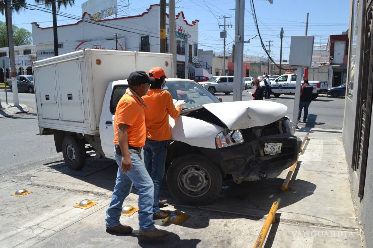 Chocan en zona centro de Saltillo, alegan tener el verde