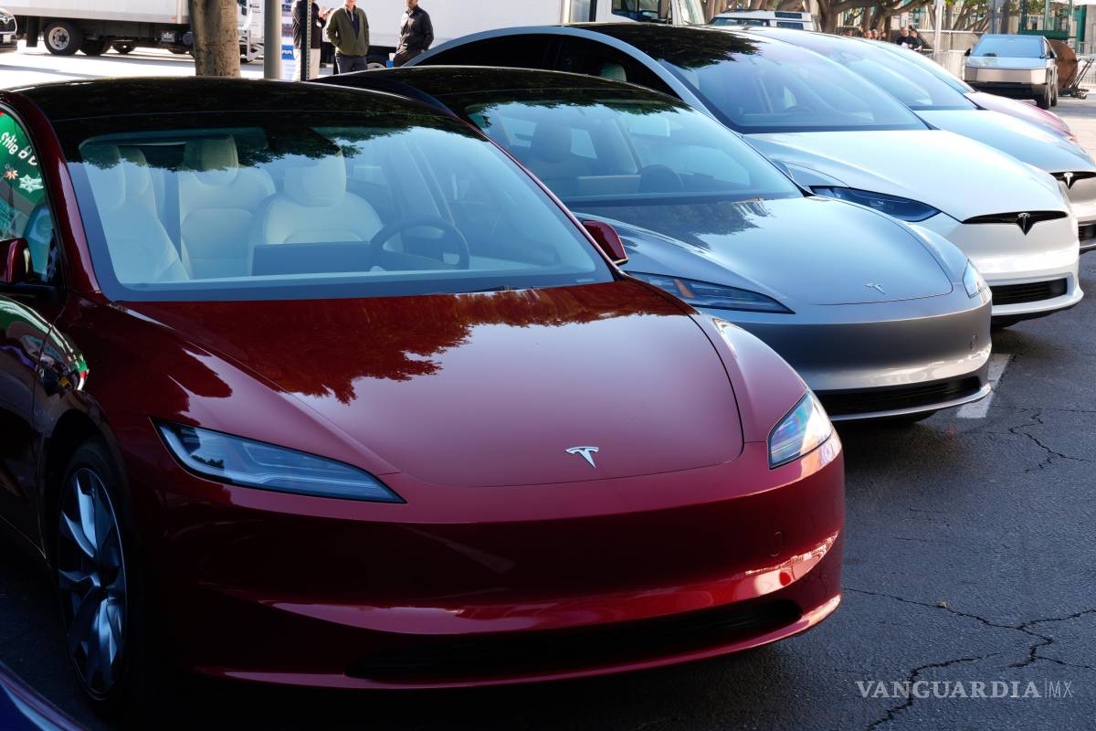 $!Los vehículos Tesla se exhiben en el Salón del Automóvil AutoMobility LA, el jueves 21 de noviembre de 2024, en Los Ángeles.