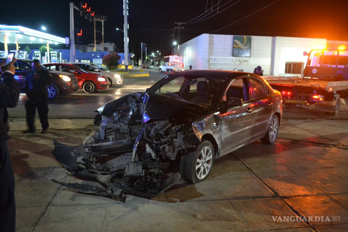 Choca tras ir a exceso de velocidad