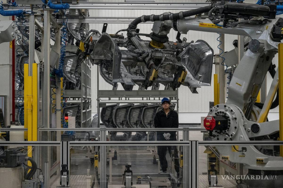 $!Un trabajador en la línea de ensamblaje de automóviles eléctricos en la planta de ensamblaje de Zeekr en Ningbo.