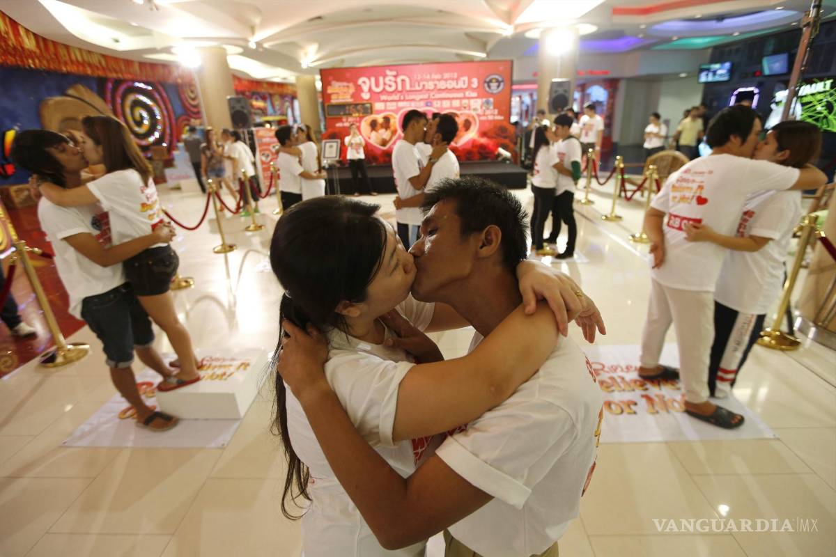 $!Ekkachai Tiranarat besa a su mujer Laksana Tiranarat buscan batir el récord Guinness del beso más largo del mundo en Tailandia el 12 de febrero de 2013.