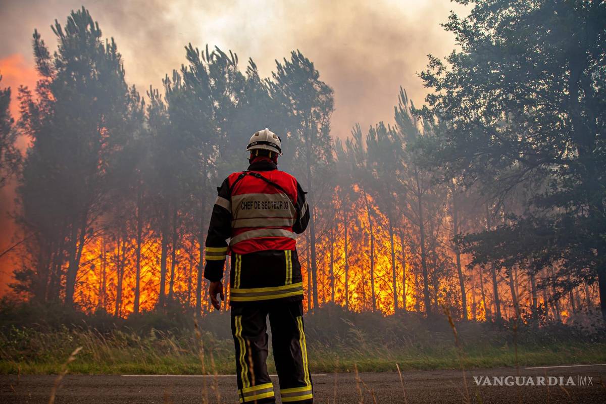 $!Esta foto proporcionada por el SDIS 33 muestra a un bombero combatiendo un incendio forestal cerca de Landiras, en el suroeste de Francia.