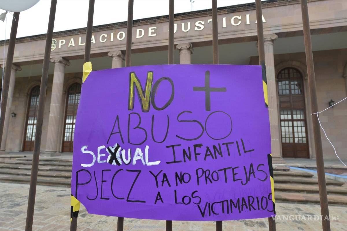 $!Saltillo, Coah. Mex. 19 de octubre del 2022 Manifestación de Colectivos Feministas de la Laguna en el Palacio de Justicia, esto por supuestos cabusos o negligencias en casos de violencia contra menores.