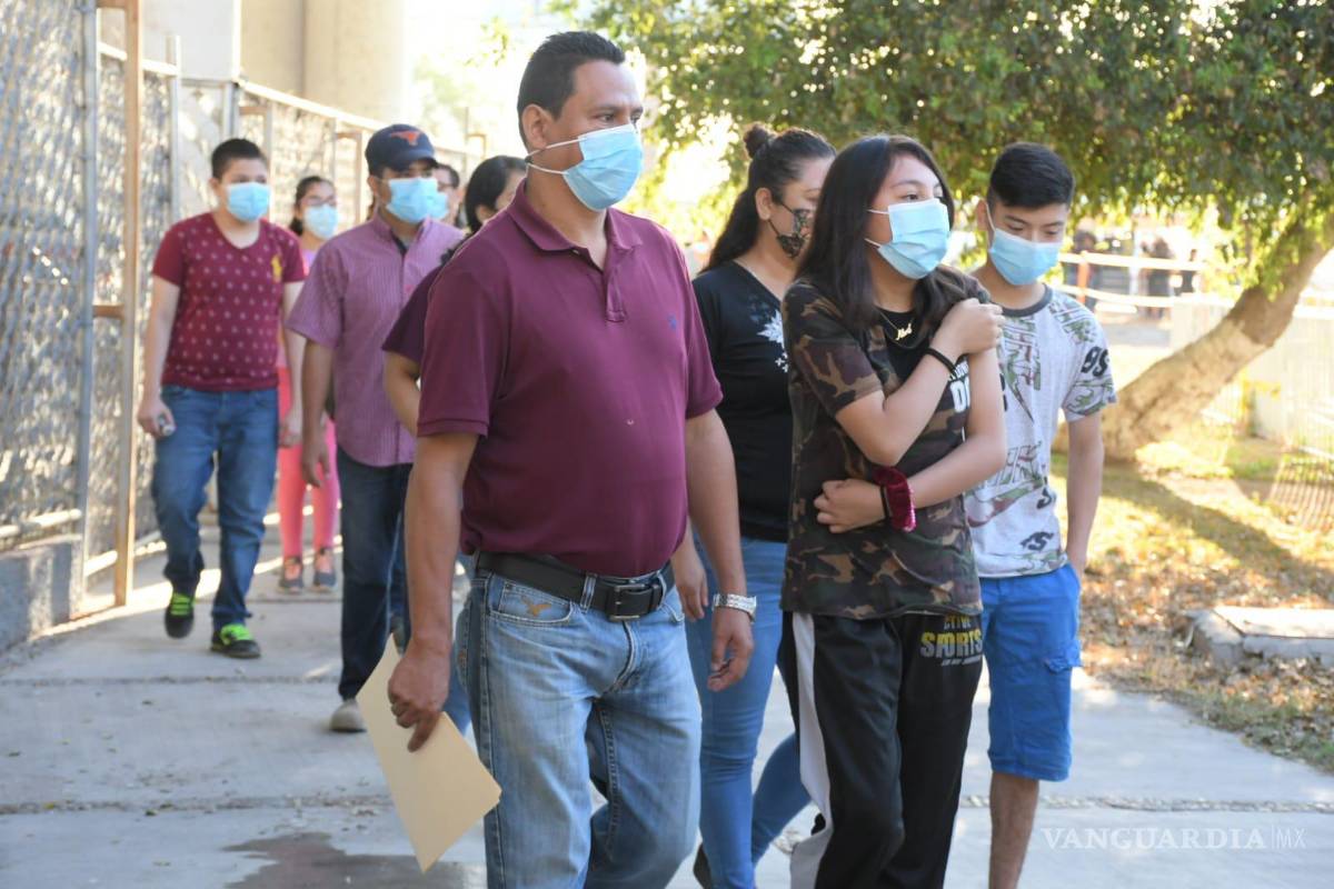 Aplican primeras dosis anti COVID-19 a jóvenes de 12 a 17 años en Piedras Negras, Coahuila