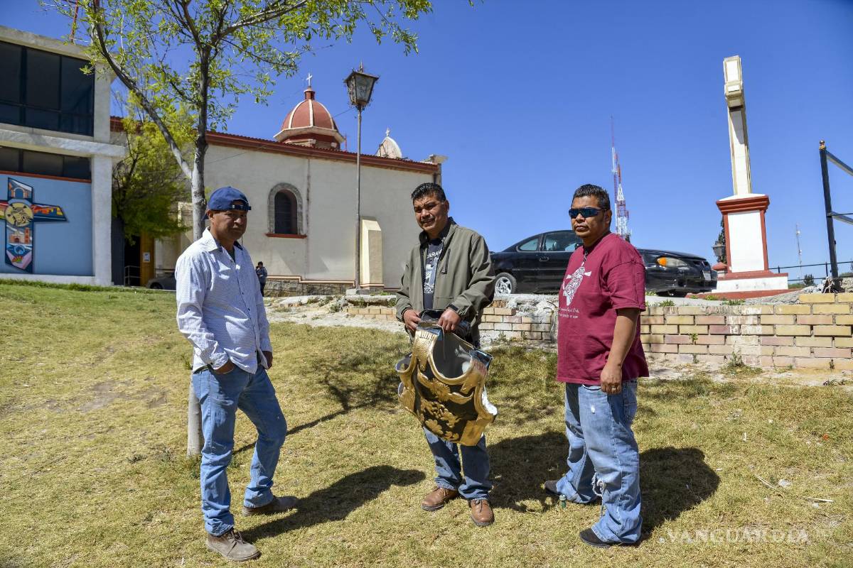 $!Los voluntarios ajustan los detalles de las escenas, desde el sepulcro hasta los uniformes de los soldados.