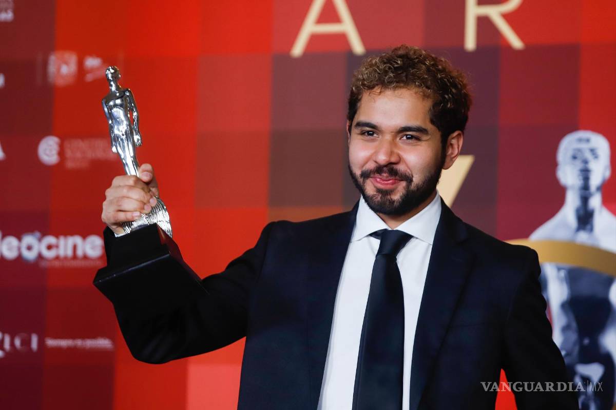 $!El actor Kristyan Ferrer posa con su Ariel a mejor coactuación masculina por Los minutos negros, durante la edición 64 de la entrega de los premios Ariel.