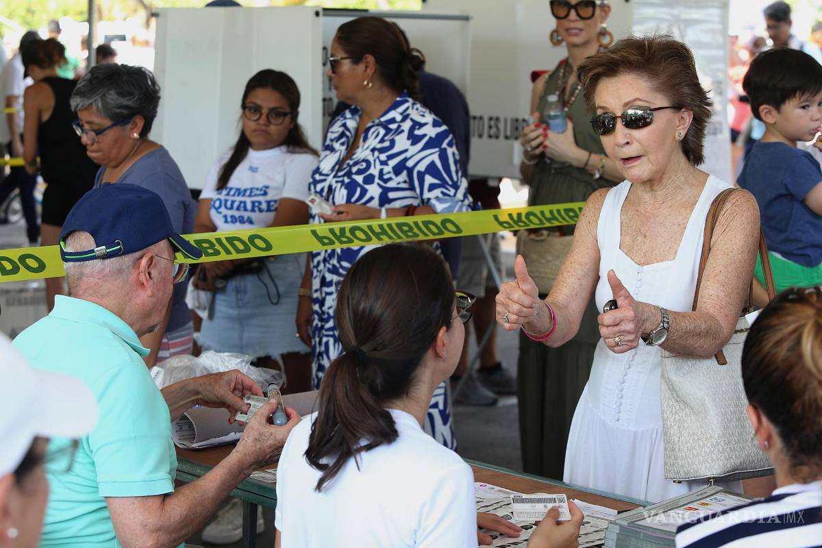 $!Una mujer asiste a votar en las elecciones generales mexicanas este domingo en un colegio electoral en Cancún, Quintana Roo (México).