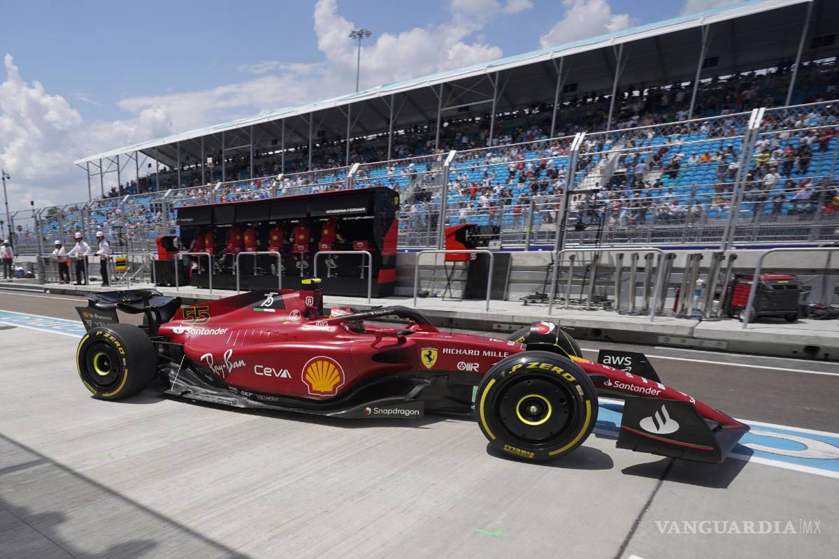 $!El piloto de Ferrari Carlos Sainz de España sale de boxes durante la primera sesión de práctica para el Gran Premio de Fórmula Uno de Miami.