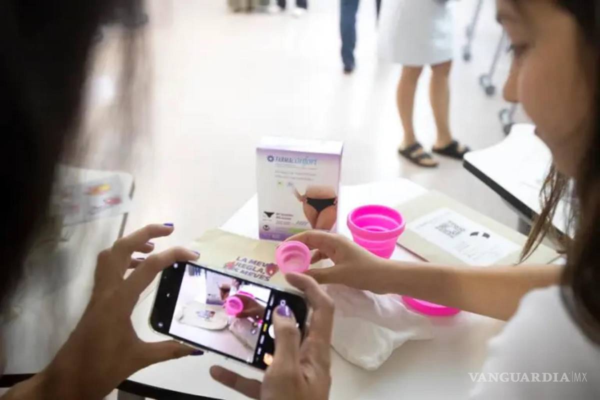 $!Una niña observa una copa menstrual. La edad a la que las niñas llegan a la pubertad inician a tener la menstruación fluctúa entre los 10 y los 15 años.