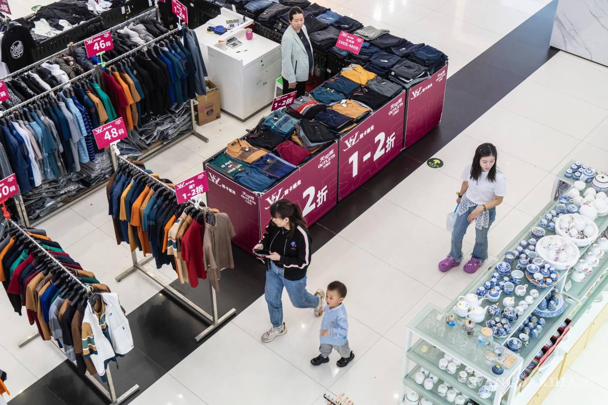 $!Compradores en un centro comercial outlet prácticamente vacío en Cantón. A pesar de todo su poder, Xi no es inmune al descontento popular, dicen los analistas.