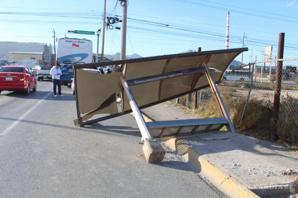 Camión se impacta contra parabús y lo derriba, en Saltillo