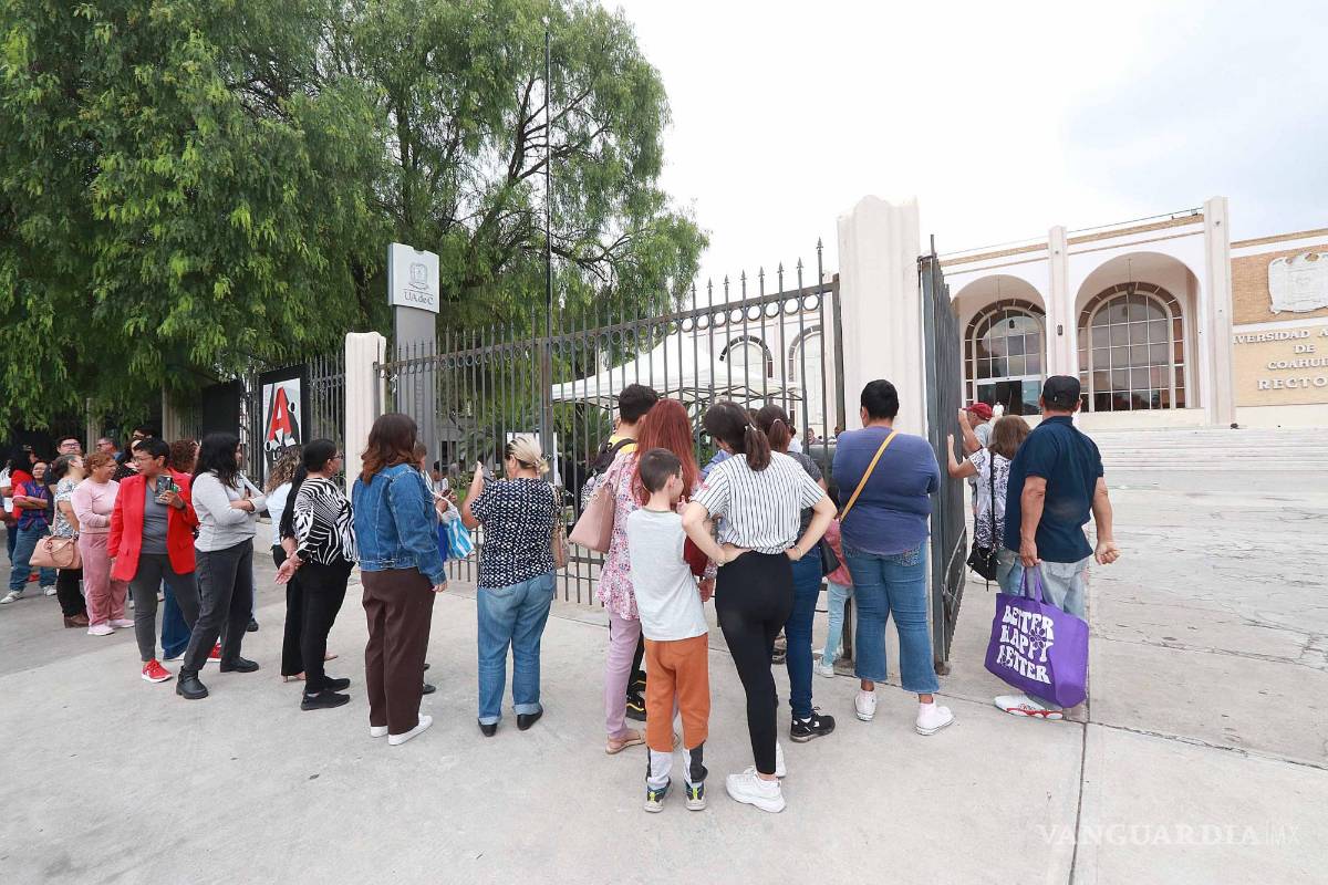 $!Gran número de personas acudió por su arbolito a la explanada de Rectoría.
