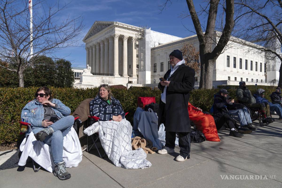 $!Personas hacen fila frente a la Corte Suprema para asistir a la audiencia que decidirá si Trump está inhabilitado para presentarse como candidato en 2024.