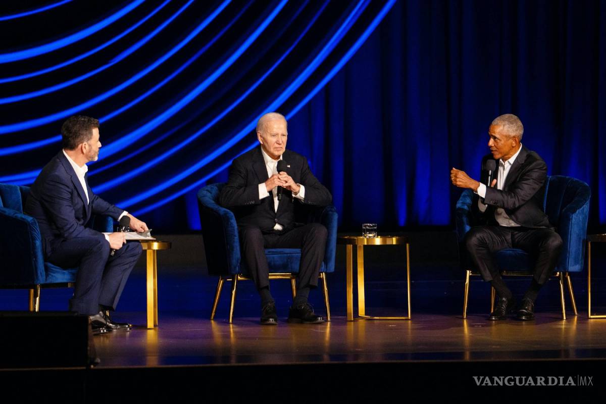 $!Joe Biden conversa con el presentador Jimmy Kimmel y el expresidente Barack Obama durante un evento de recaudación de fondos de campaña en Los Ángeles.