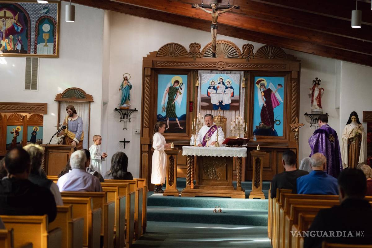 $!Larry Torres, centro, lingüista y columnista de un periódico, quien también es diácono en la iglesia parroquial Holy Trinity en Arroyo Seco, Nuevo México.