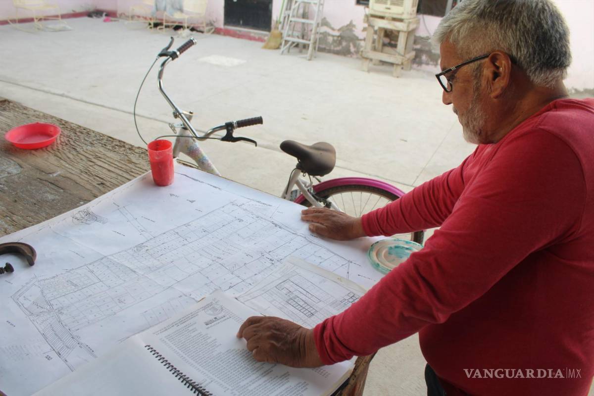 $!Cruz Rodríguez, ejidatario de La Partida, muestra un plano del ejido.