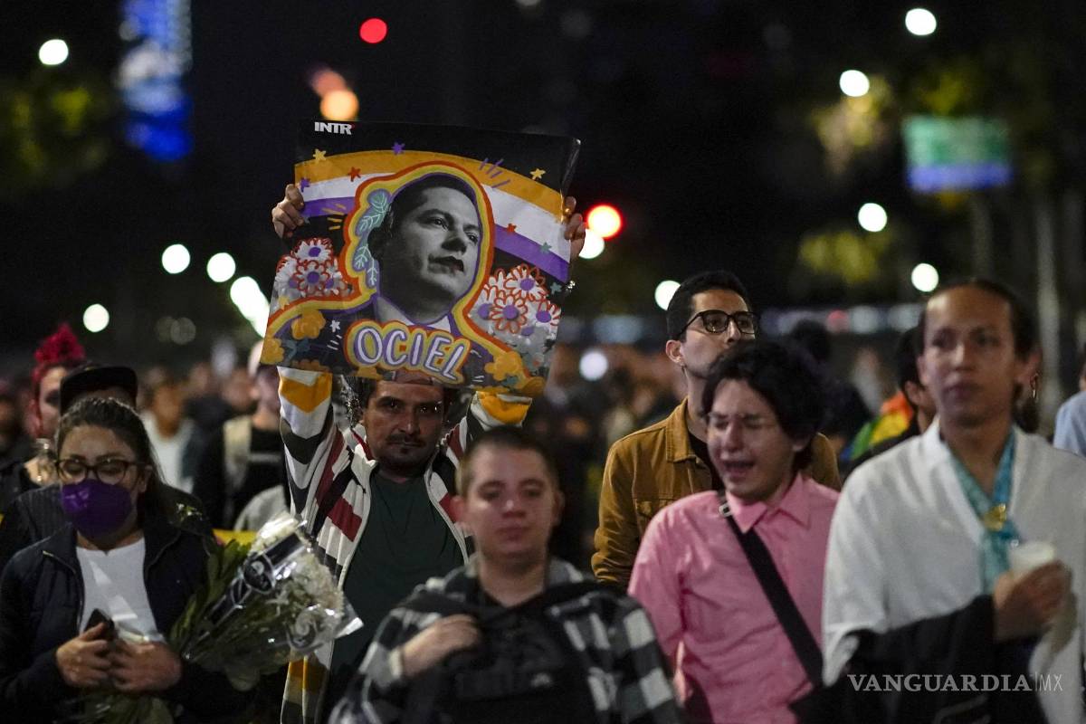 $!Manifestantes marchan con una fotografía del magistrado del tribunal electoral del estado de Aguascalientes, Jesús Ociel Baena, en la Ciudad de México.