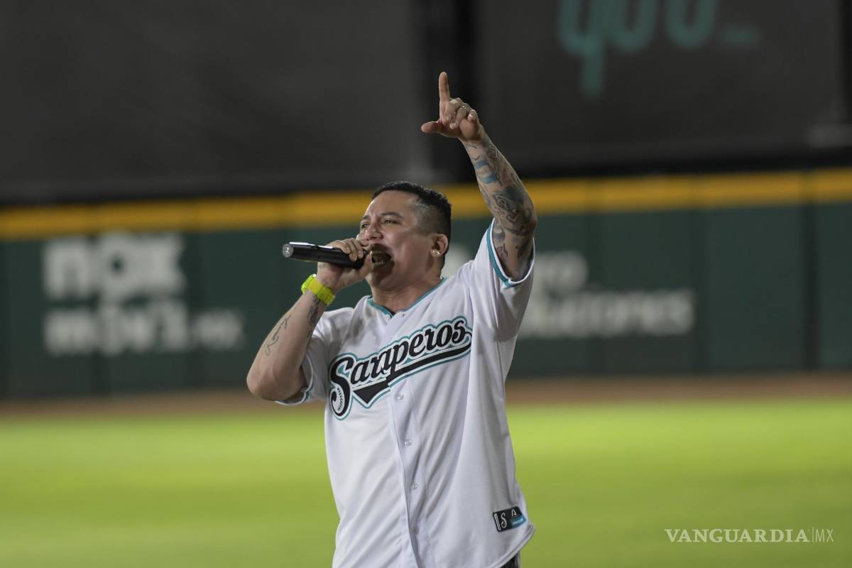 $!Edwin Luna entonó una de sus canciones más famosas desde el centro del campo.