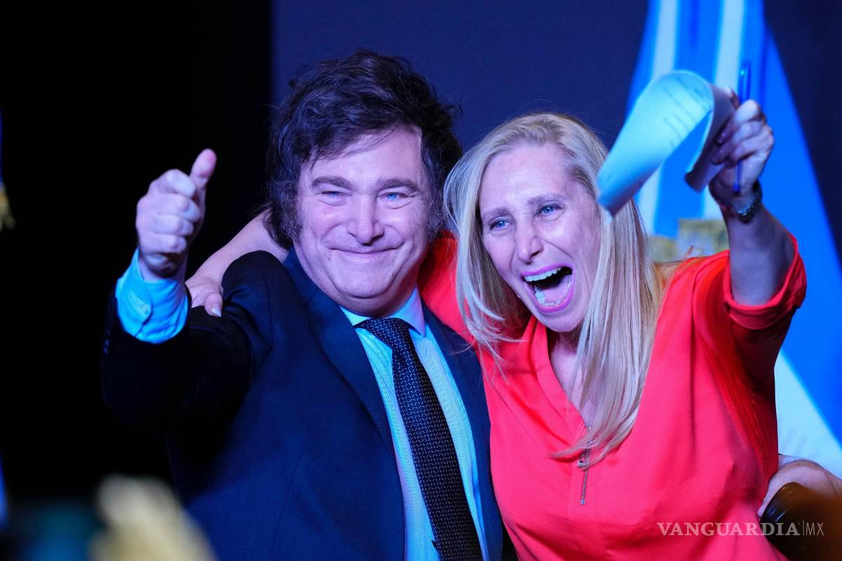 $!El candidato presidencial Javier Milei, a la derecha, celebra con su hermana Karina Milei la victoria en su primer discurso tras ganar el balotaje presidencial.